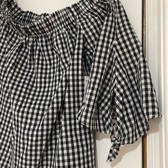 Cute brand new off-shoulder shirt from Ardene. Sleeves have a cute slit and tie - Picture 3 of 3